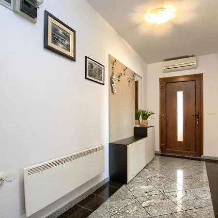 Mikulic Apartman Póla